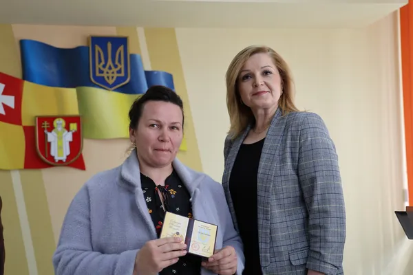 Президент присвоїв звання «Мати-героїня» дев'ятьом лучанкам (фото)