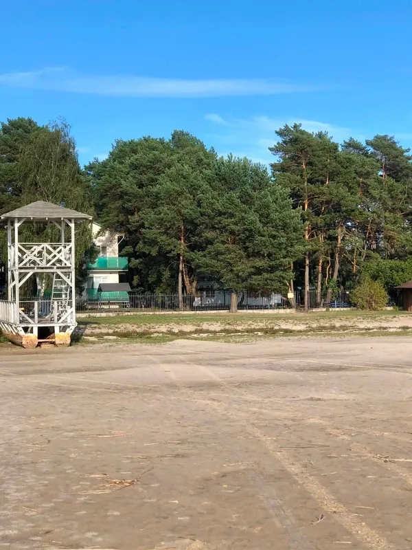 Люди грають у м’яч там, де раніше була вода: як міліє Світязь (фото)