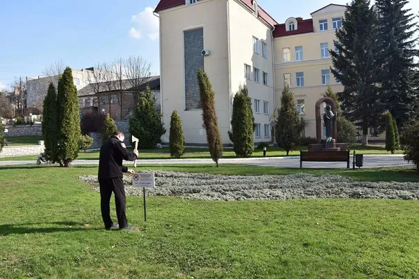 Табличок про заборону вигулу собак у Луцьку стало ще більше (фото)