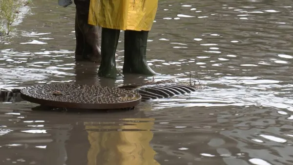 Вулиці Луцька знову під водою: комунальники пояснили, чому підтоплює одні й ті ж ділянки (фото)