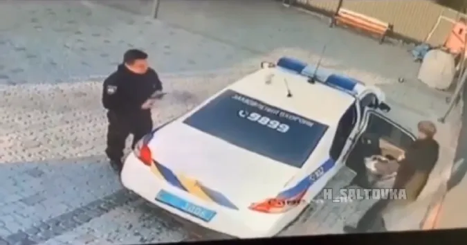 У Донецькій області поліцейські вкрали смітник з мийки (відео)