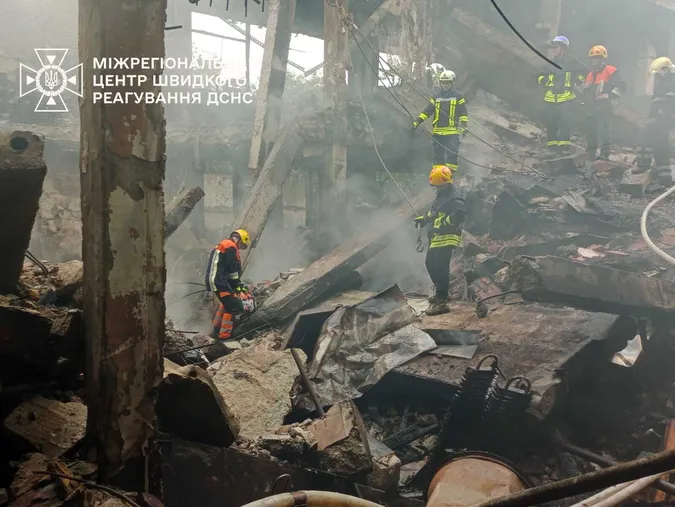 Понад 16 годин приборкували масштабну пожежу на підприємстві в Ромнах (відео)