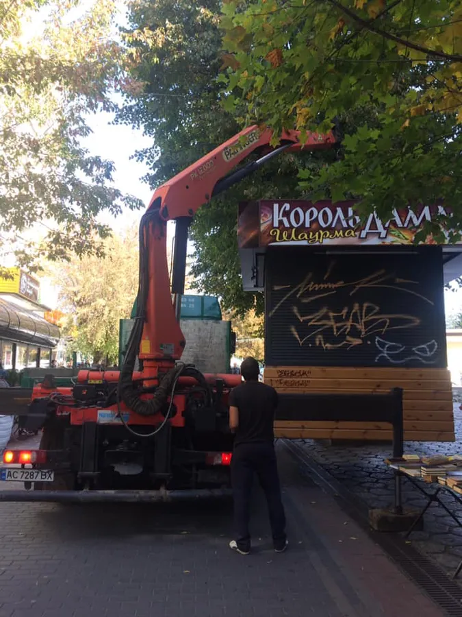 Кіоск із шаурмою забрали з центру Луцька