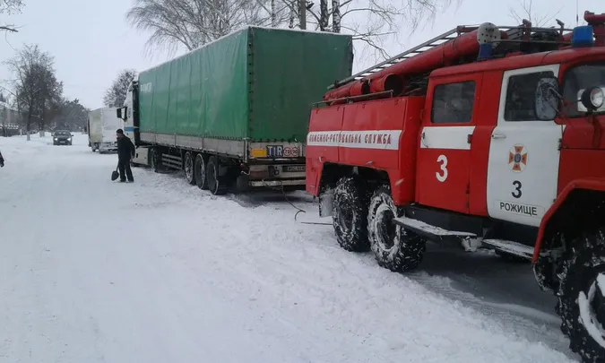 За добу рятувальники звільнили зі снігових кучугур 40 вантажівок (фото)