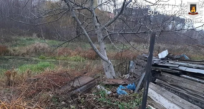 У Луцьку муніципали звільняють береги Сапалаївки від незаконних парканів (фото)