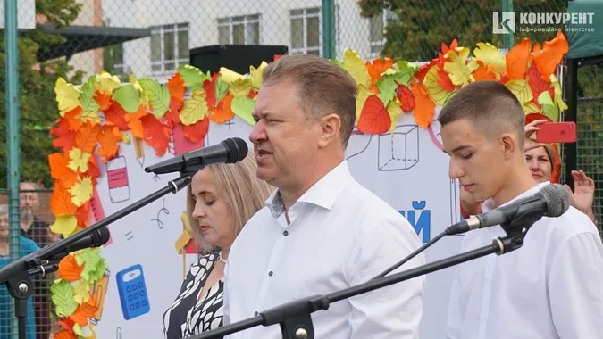 Як відзначили перший дзвоник у Луцькому ліцеї №9 (фото)