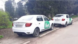 У Луцьку таксисти влаштували собі «парковку» на тротуарі (фото)