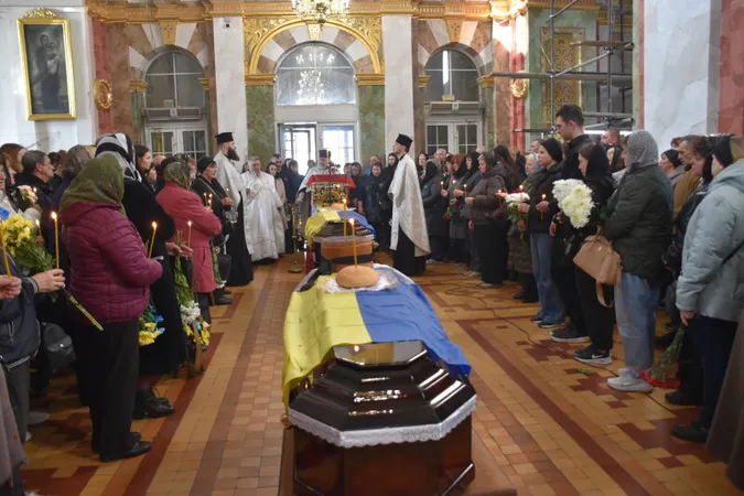 Навіки додому: Луцьк попрощався з двома мужніми воїнами – Анатолієм Андрусиком та Богданом Новосадом