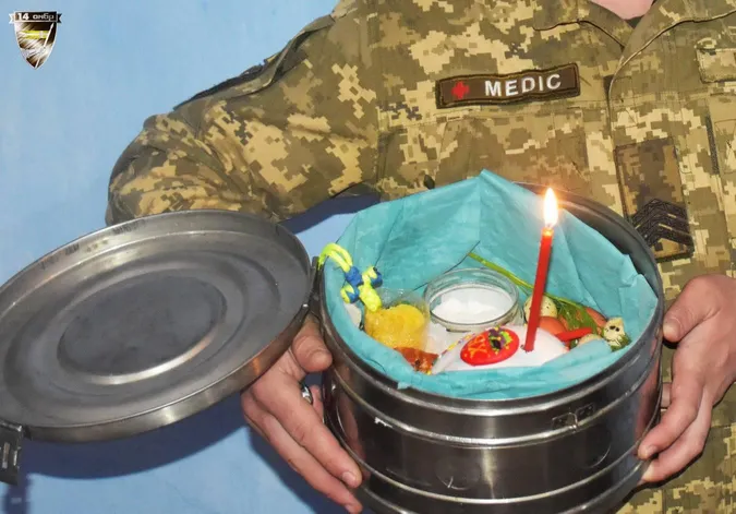 Фото дня: волинська бригада показала, як освячують паски на фронті