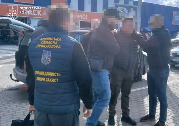 Брав $1000 за пропуск товарів без огляду: на Волині викрили митника на хабарі (фото)