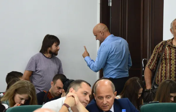 ... та на кілька хвилин покидає залу, затримавшись на виході біля Олександра Ніколайчука, який стане депутатом, якщо в Ткачука та Козлюка заберуть мандати.
