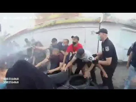 На Старому ринку муніципалам погрожували гранатою (фото, відео)