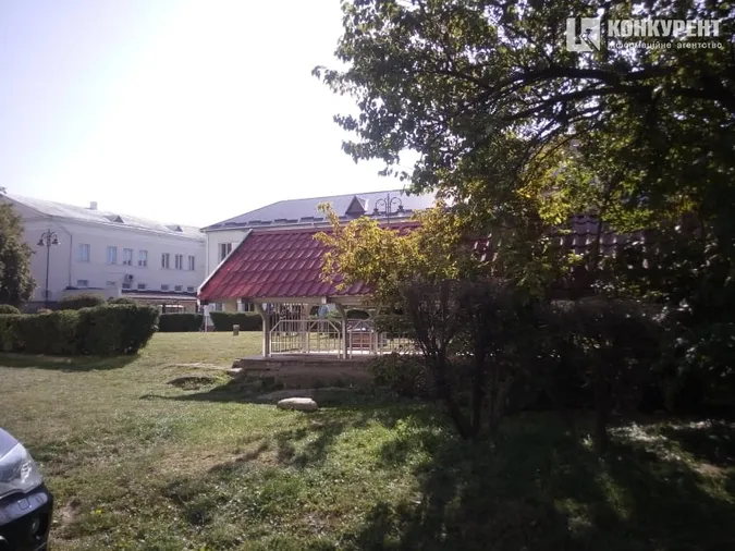 У Луцьку закидали сміттям «громадську вбиральню» у центрі міста (фото)