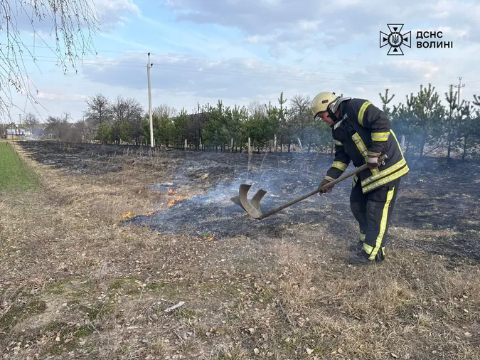 🔥На Волині суха трава палала в чотирьох районах (фото)