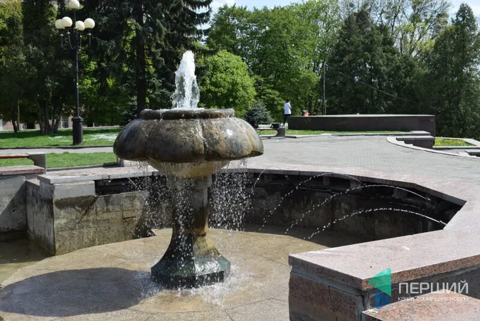 У Луцьку увімкнули фонтани до Великодня (фото)