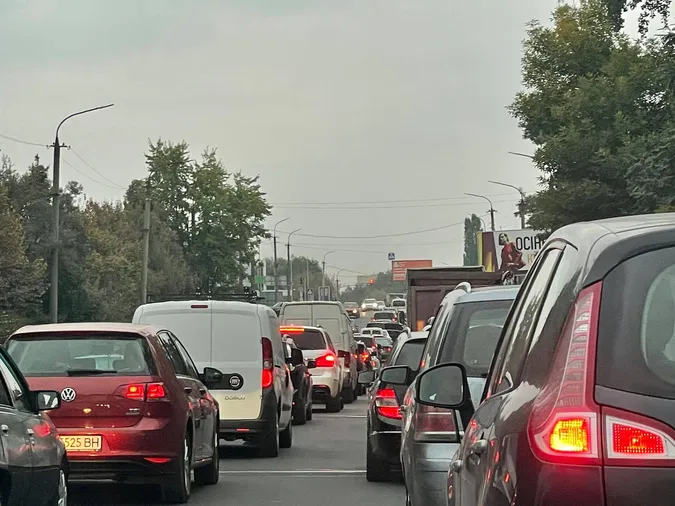 На Дубнівському перехресті в Луцьку величезні затори (фото)