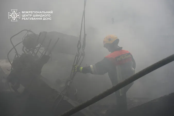 Понад 16 годин приборкували масштабну пожежу на підприємстві в Ромнах (відео)