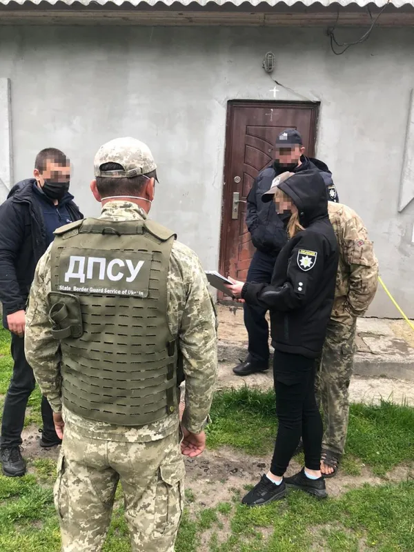 У жителя Любешівського району знайшли арсенал зброї та бурштин (фото)
