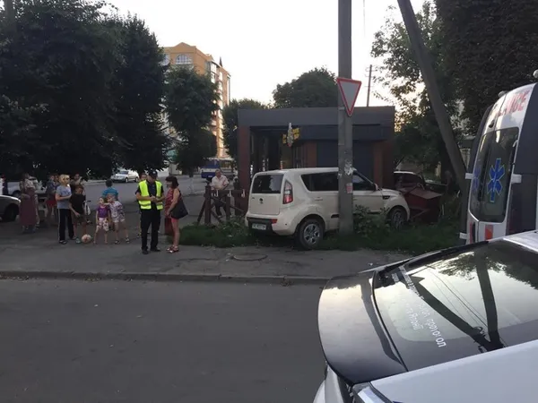 Аварія на Ковельській: авто «вилетіло» на тротуар і травмувало дитину (фото)