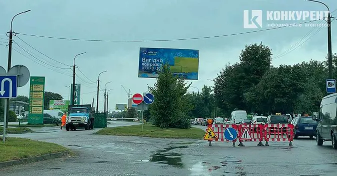 У Луцьку через «кратер» на дорозі перекрили половину Карпенка-Карого (фото)