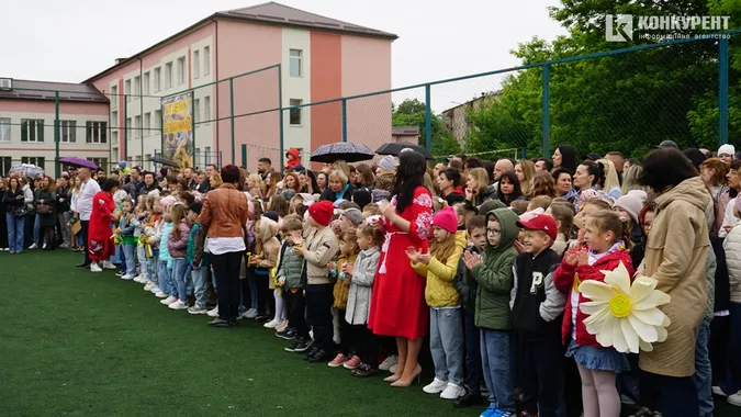 Останній дзвоник у Луцькому ліцеї №9: як це було (фото)