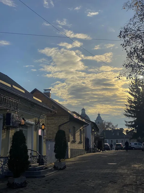 Листопадове сонце погуляло вуличками Луцька (фото)