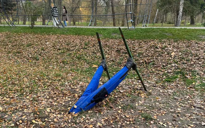У луцькому парку помітили ноги, які стирчать з-під землі (фото)