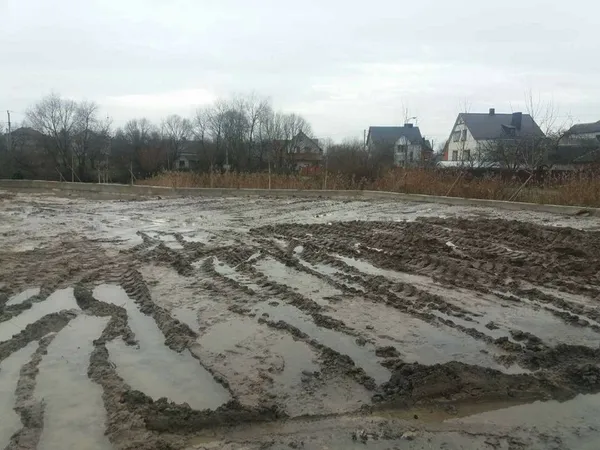 Через будівництво в Липинах вулиці Луцька перетворились на болото (фото)