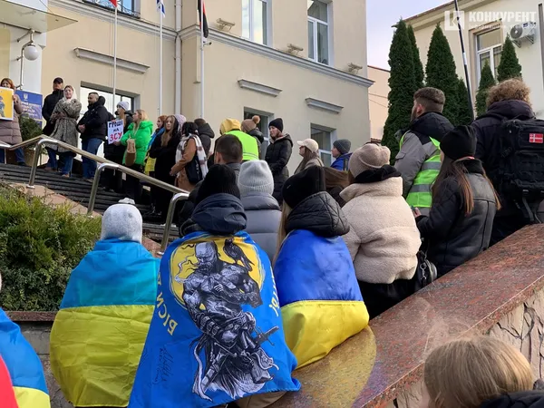 «Бюджет належить громаді»: у Луцьку молодь вимагала від влади більше витрачати на армію (фото)