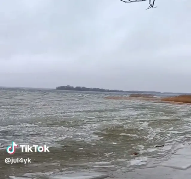 Неймовірне видовище: озеро Світязь замерзло (відео)