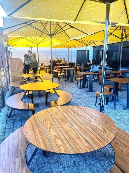 У Луцьку запрацювала літня тераса McDonald’s (фото)