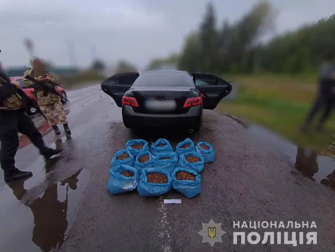 У Маневичах на блокпості зупинили «запаковану» бурштином «тойоту» (фото, відео)