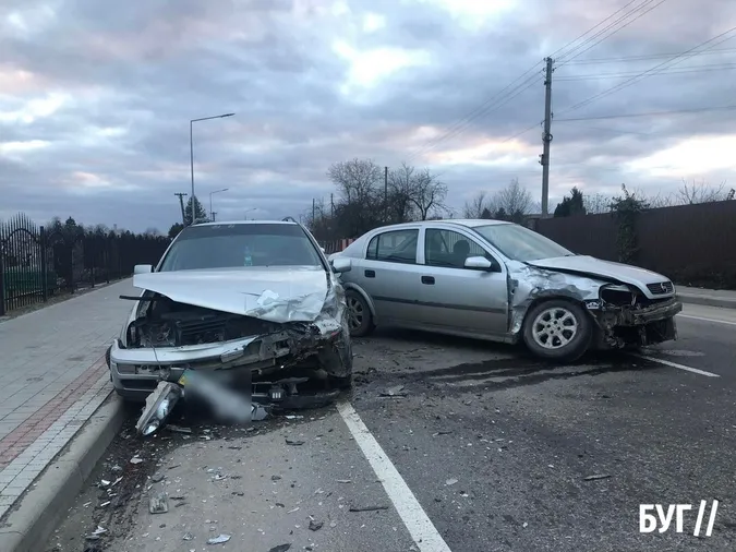 У Володимирі біля кладовища сталась аварія: Volkswagen в’їхав в Opel (фото)