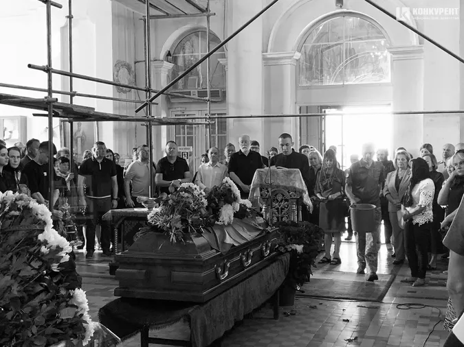 Сльози і квіти: у Луцьку прощаються з загиблим на війні екснардепом Сергієм Слабенком (фото)