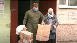 Незряча луцька майстриня зв'язала рукавиці для військових (відео)