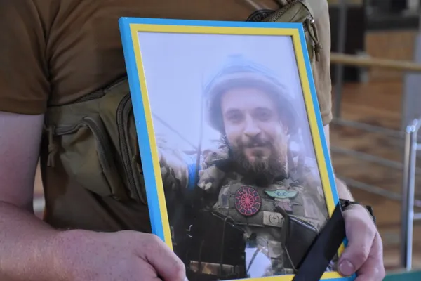 Луцьк попрощався із загиблим Героєм Романом Гіренком з бригади «Лють» (фото)