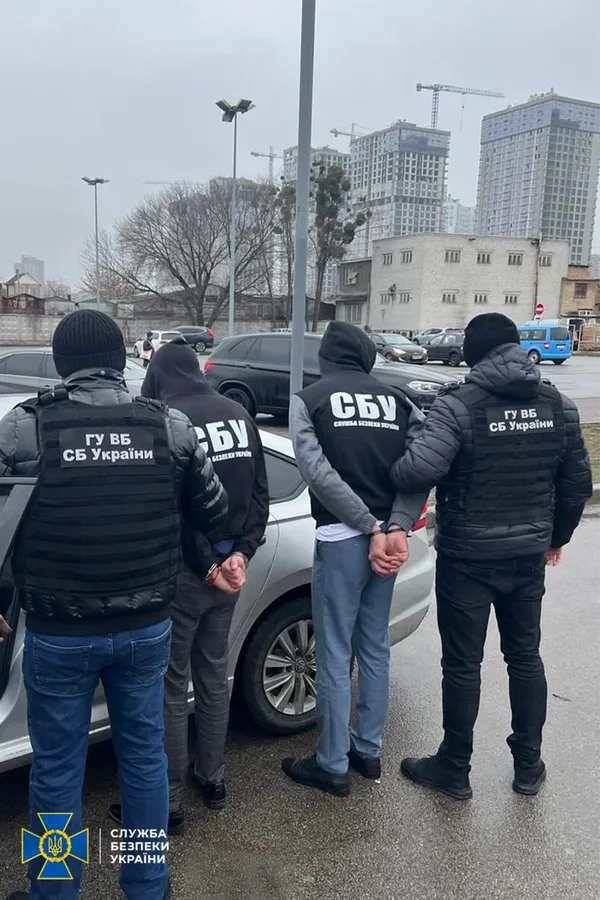 В Києві СБУшники затримали «СБУшників»,  які продавали паспорти москалям (фото)