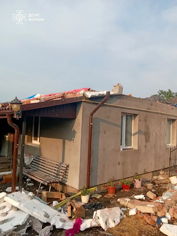🌪️ Зривало дахи та нівечило будинки: рятувальники під Луцьком ліквідовують наслідки потужного буревію (фото)