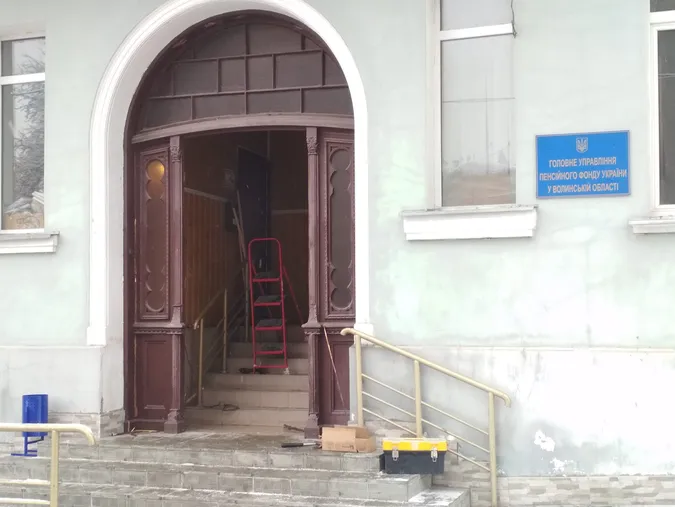 Старовинні луцькі двері реставруватимуть в Івано-Франківську (фото)