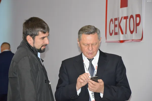 А тепер щось шукає в мобільному телефоні