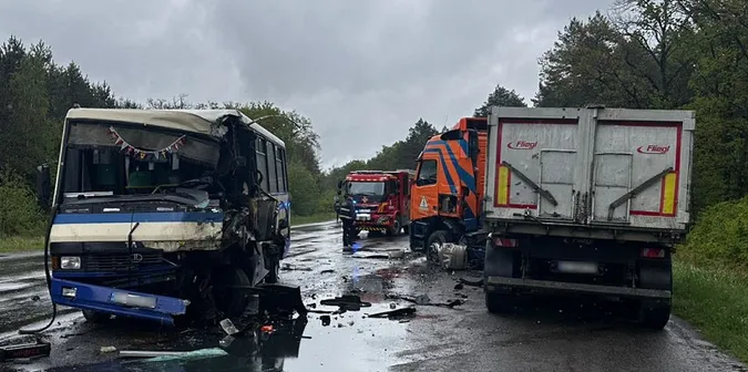 П'ятеро травмованих: у Луцькому районі зіткнулися автобус і вантажівка (фото)