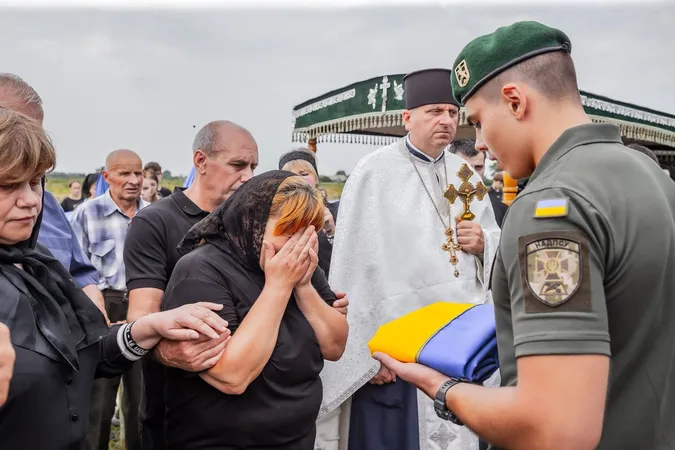 💔На Хмельниччині в останню дорогу провели молодого офіцера Волинського прикордонного загону Артема Кедруна
