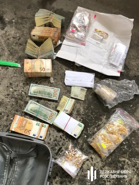 Український дипломат хотів вивезти через «Ягодин» купу золота і валюти (фото)