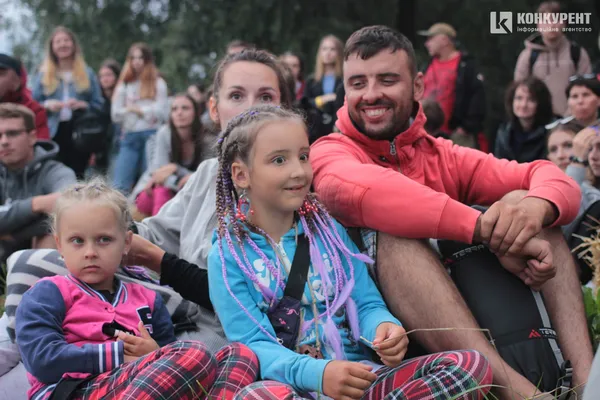 Пісні під гітару і вогонь до неба: як минув акустичний вечір на Бандерштаті (фото)