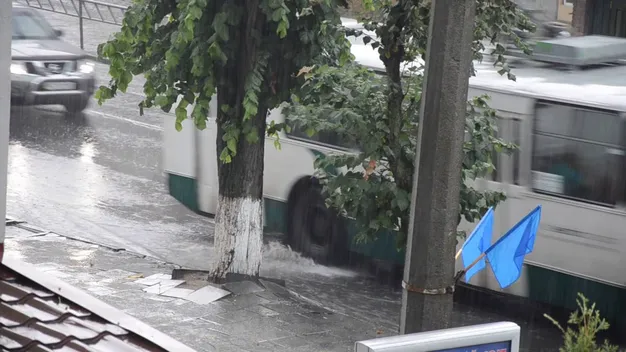 У Луцьку на вулиці прорвалися фонтани (фото, відео)