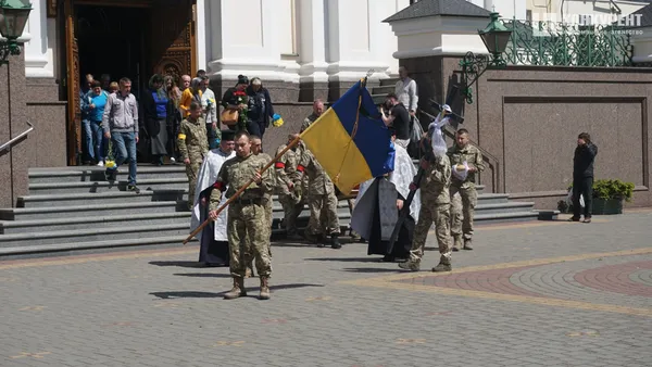Сльози мужніх: Луцьк на колінах проводжав молодого Героя (фото, відео)