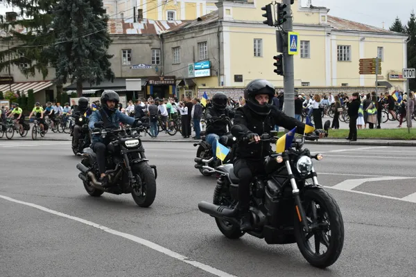 У вишиванках і з прапорами: у Луцьку відбувся традиційний велопробіг до Дня міста (фото)