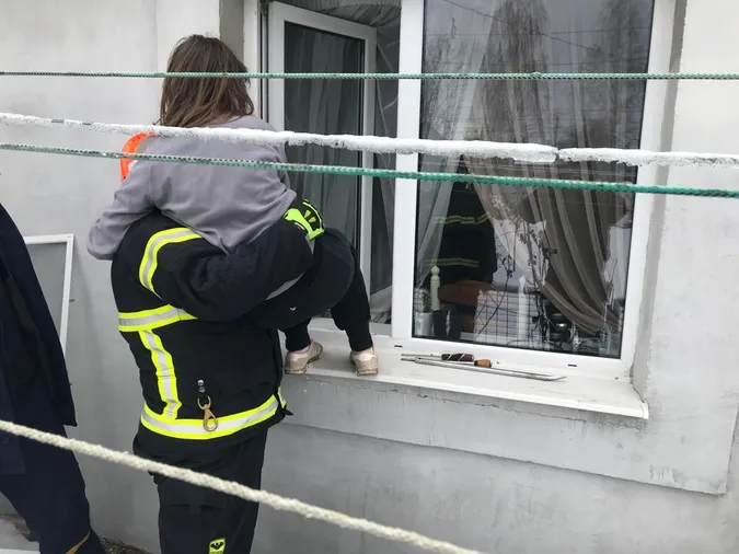 Під Луцьком трирічна дитина зачинилась у хаті – довелося «заходити» через вікно (фото)