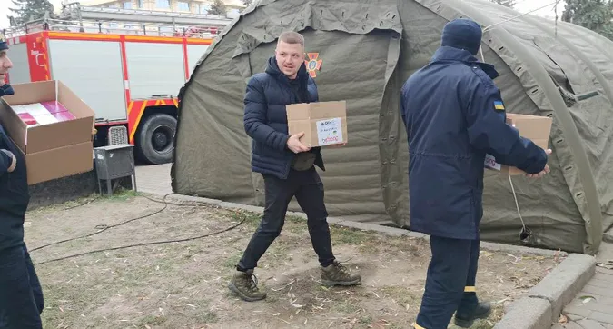 У Луцьку волонтери розвезли продукти по пунктах обігріву (фото, відео)
