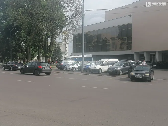 У центрі Луцька через ДТП ускладнений рух (фото, відео)